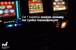 Grafika pokazuje automaty do gier stojące w salonie  w tym napis: od 1 kwietnia ważne zmiany na rynku hazardowym