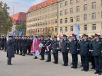 Kompania honorowa Izby Administracji Skarbowej w Poznaniu stoi obok pododdziałów reprezentacyjnych innych służb mundurowych. 