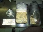Trzy słoiki z marihuaną i kokainą oraz plik banknotów