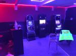 3 automaty do gier hazardowych wewnątrz przeszukiwanego lokalu