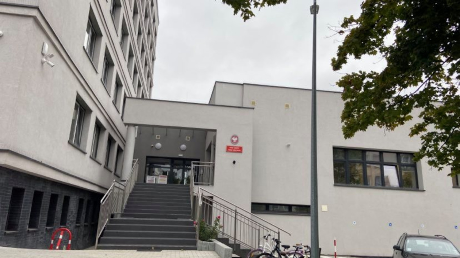 Na zdjęciu 5 - piętrowy budynek elewacja w jasnym kolorze