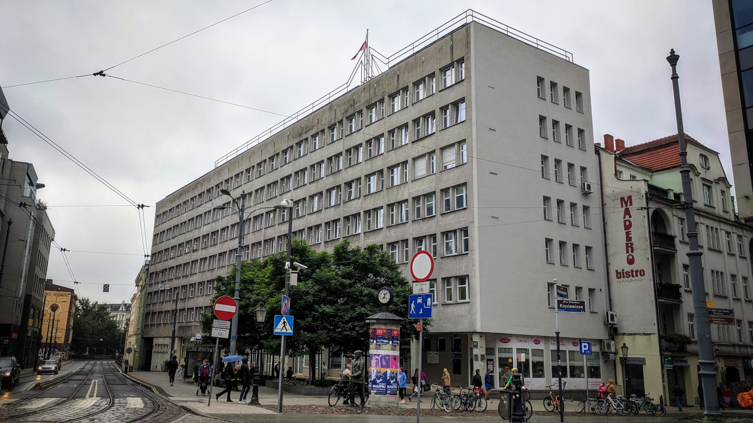 Na zdjęciu 6 - piętrowy budynek w szarym kolorze