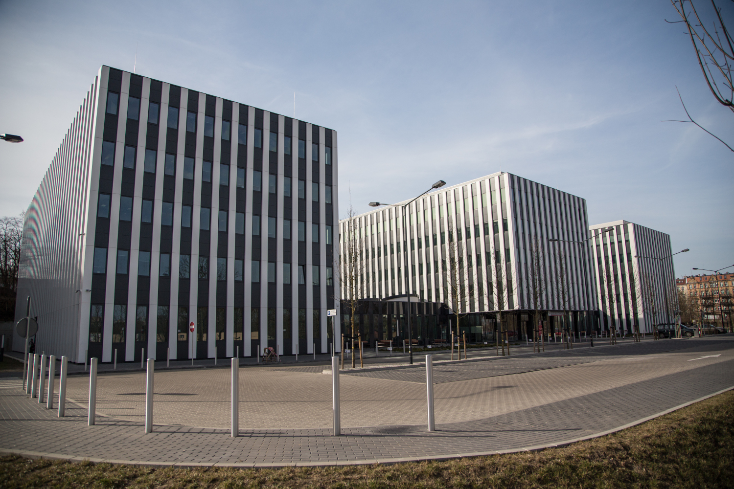 Na zdjęciu trzy budynki Zespołu Jednostek Skarbowych pierwszy od prawej to budynek urzędu przed budynkami parking