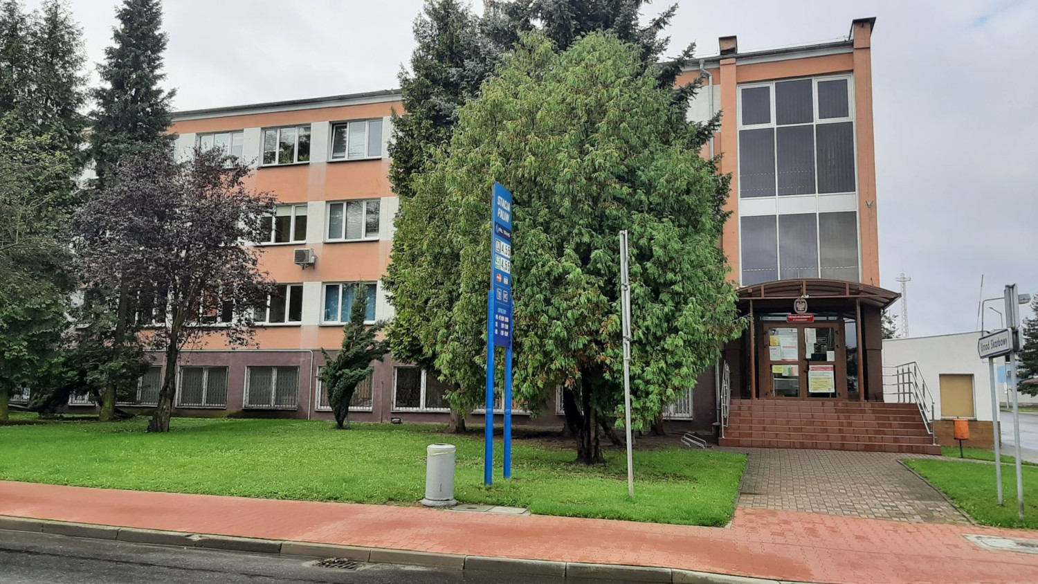 Na zdjęciu budynek w biało - beżowej elewacji