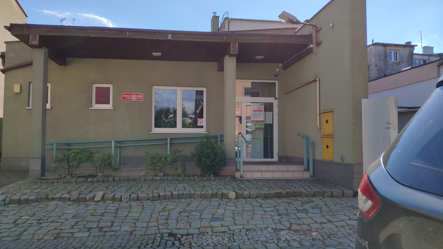 Na zdjęciu budynek w szarej elewacji