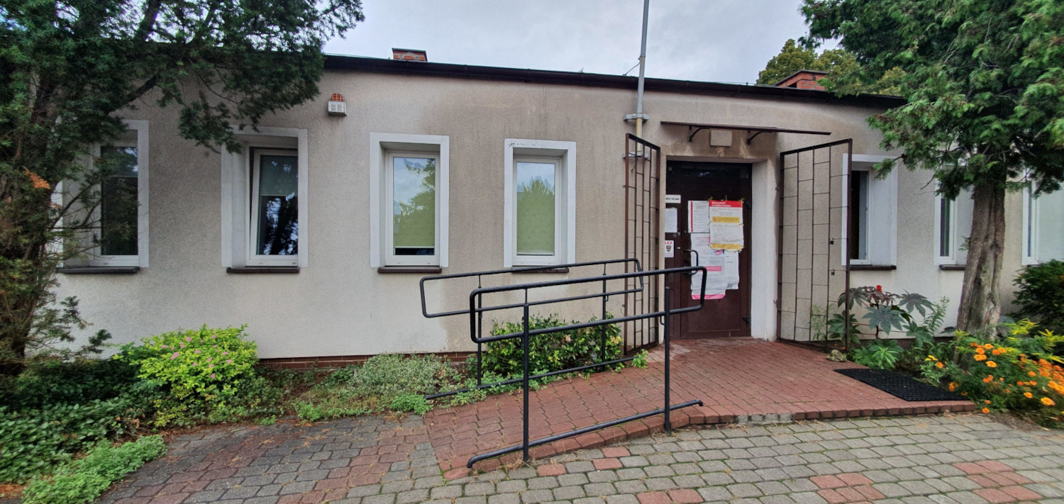 Na zdjęciu budynek A w jasnej elewacji