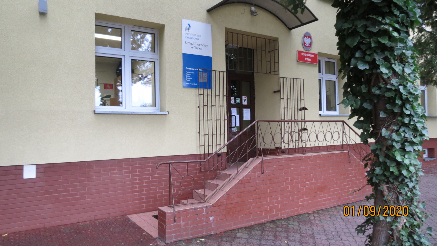 Na zdjęciu budynek w jasnej elewacji