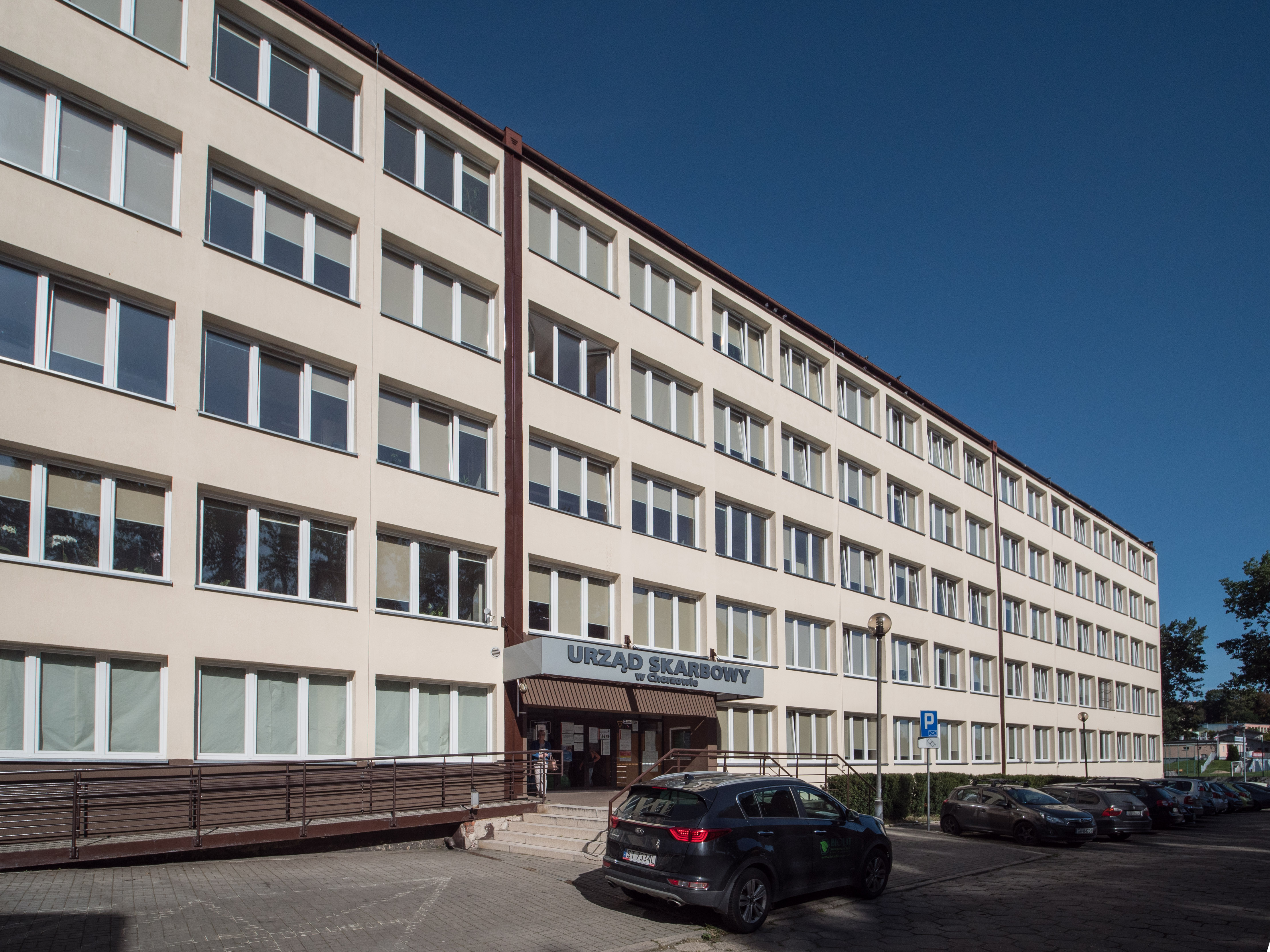 Budynek Urzędu Skarbowego w Chorzowie, wejście główne do budynku.