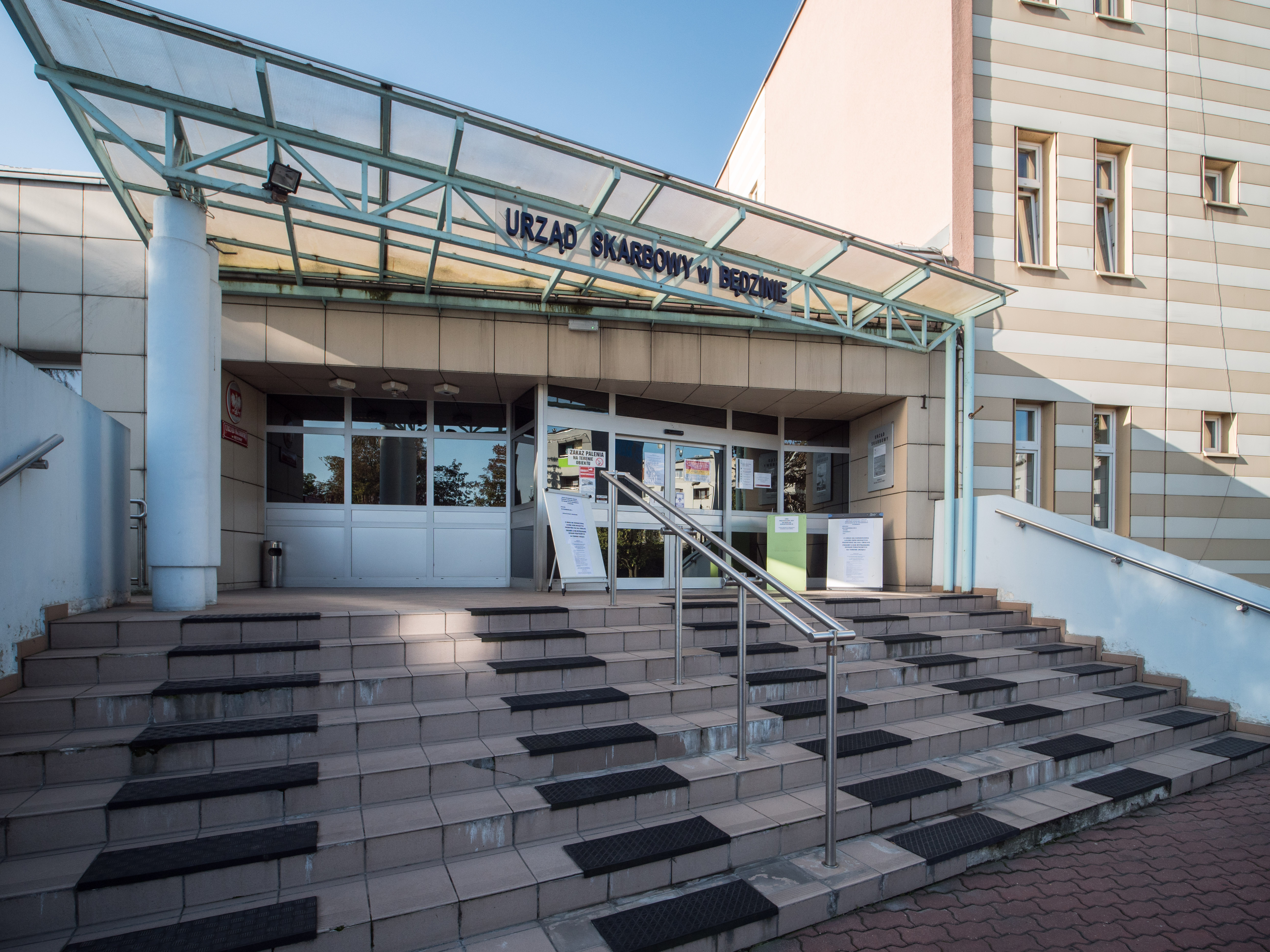 wejście do budynku Urzędu Skarbowego w Będzinie