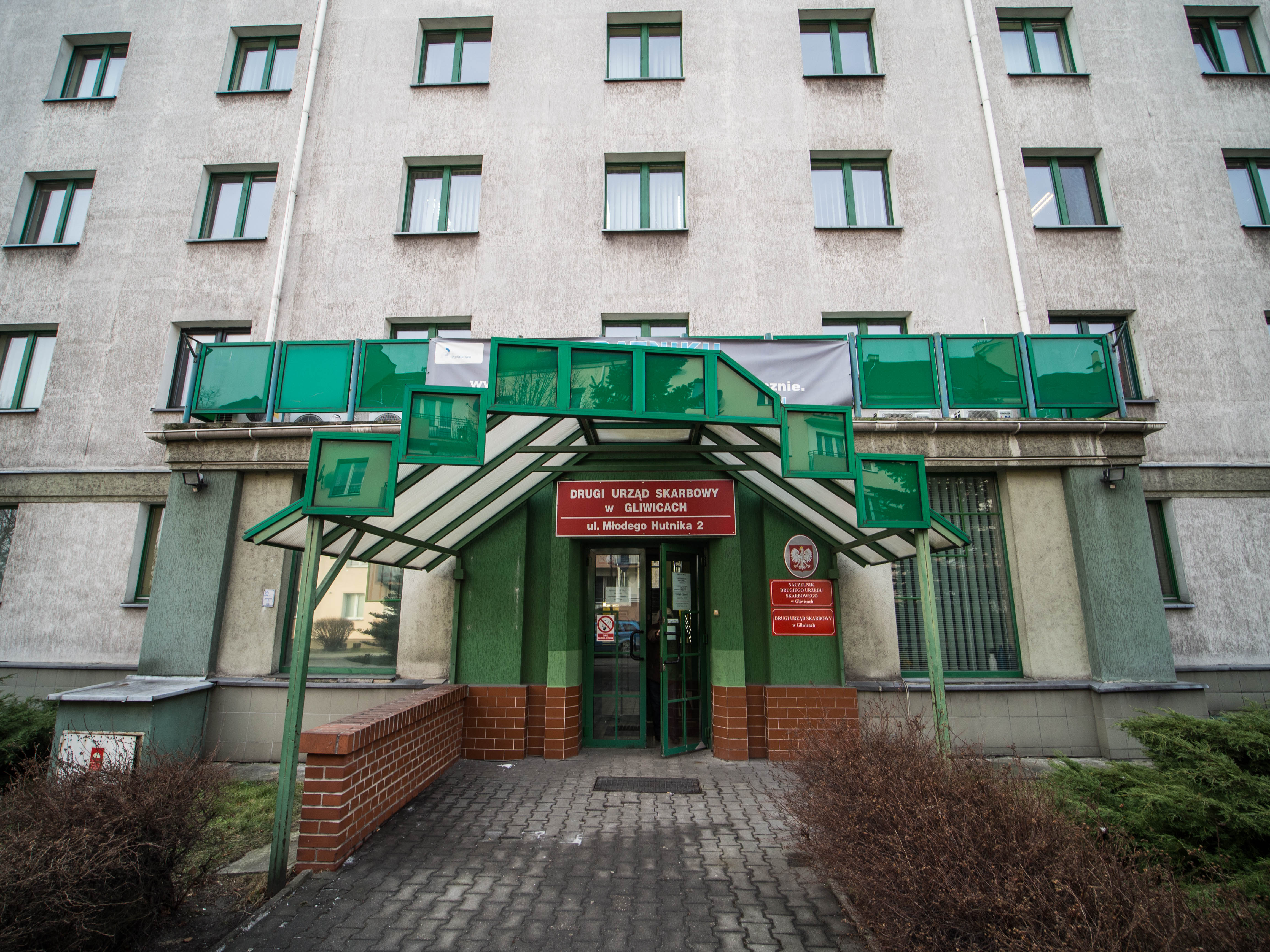 Budynek Drugiego Urzędu Skarbowego w Gliwicach, wejście główne do budynku.