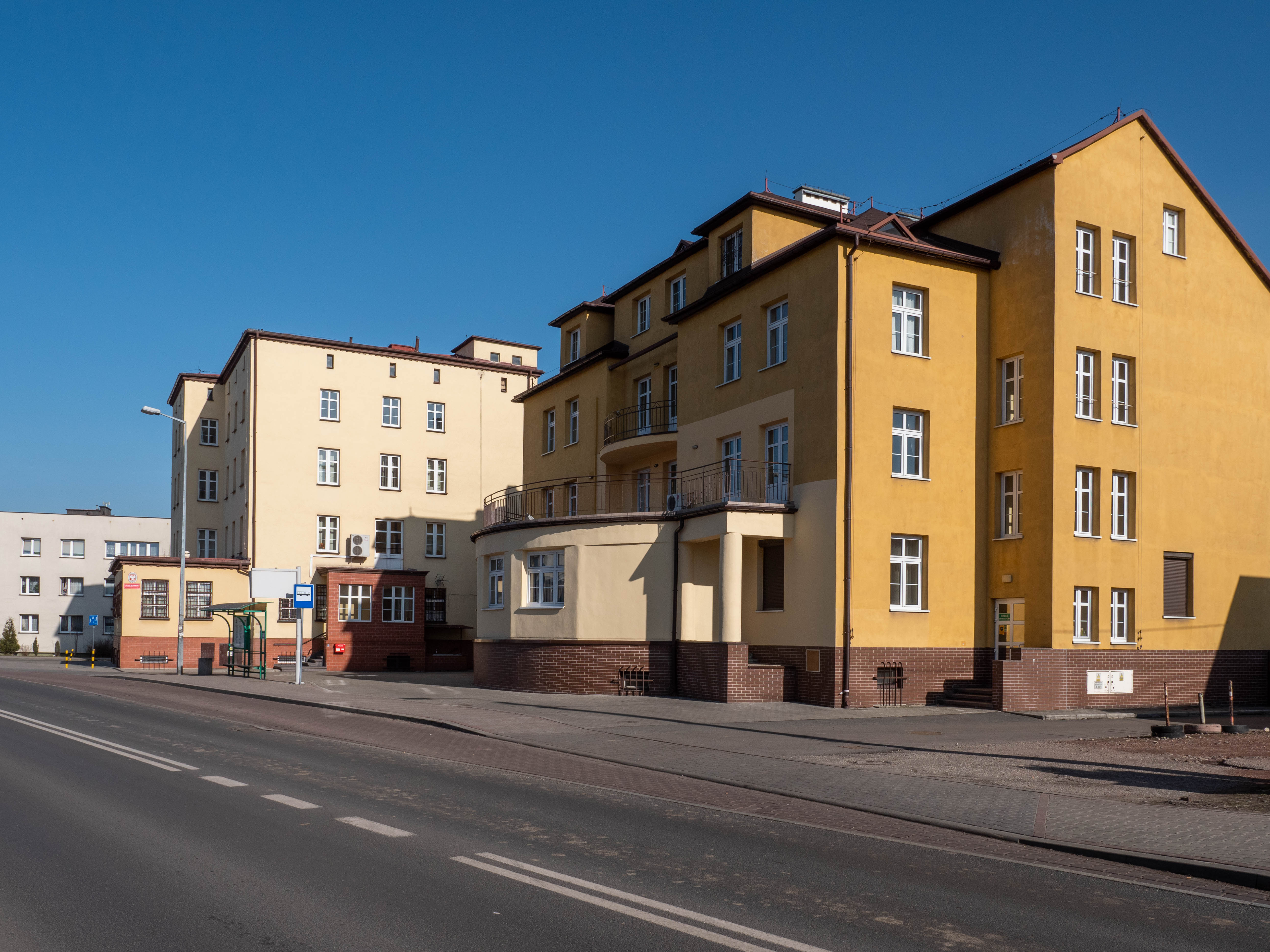 Budynek Urzędu Skarbowego w Jastrzębiu-Zdroju, widok z ulicy