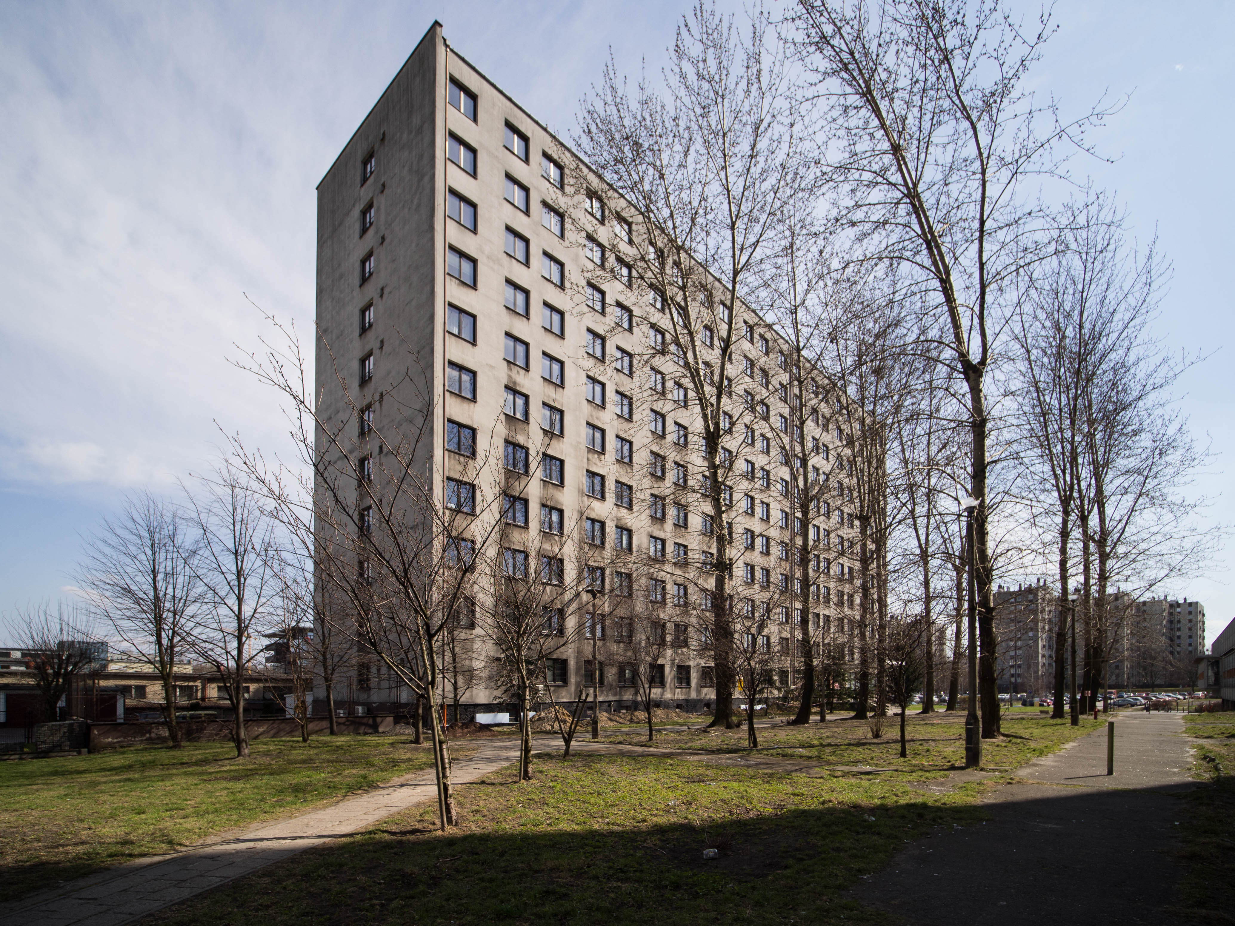 Budynek Drugiego Urzędu Skarbowego w Katowicach, widok z oddali