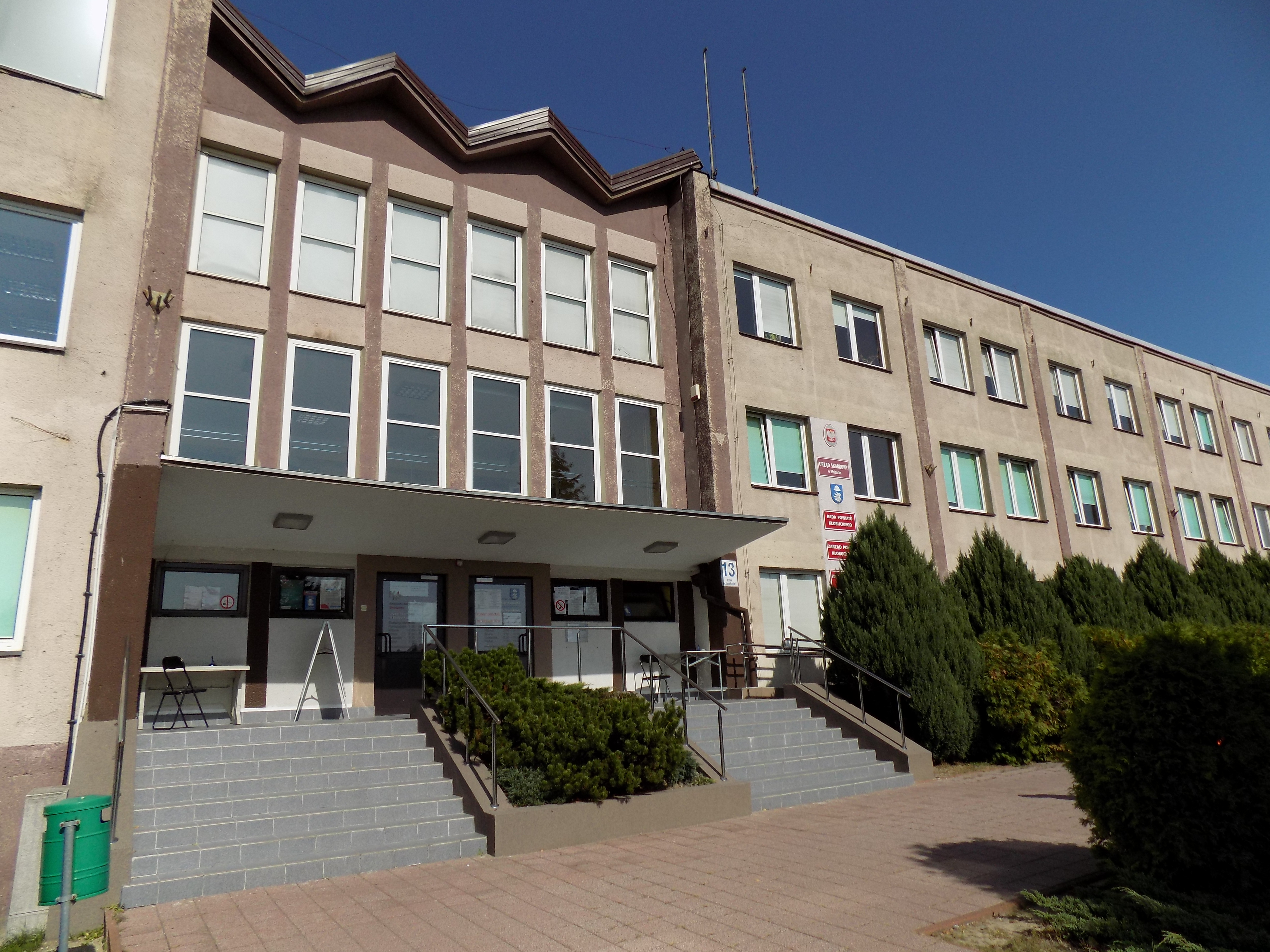 Budynek Urzędu Skarbowego w Kłobucku, wejście główne do budynku.