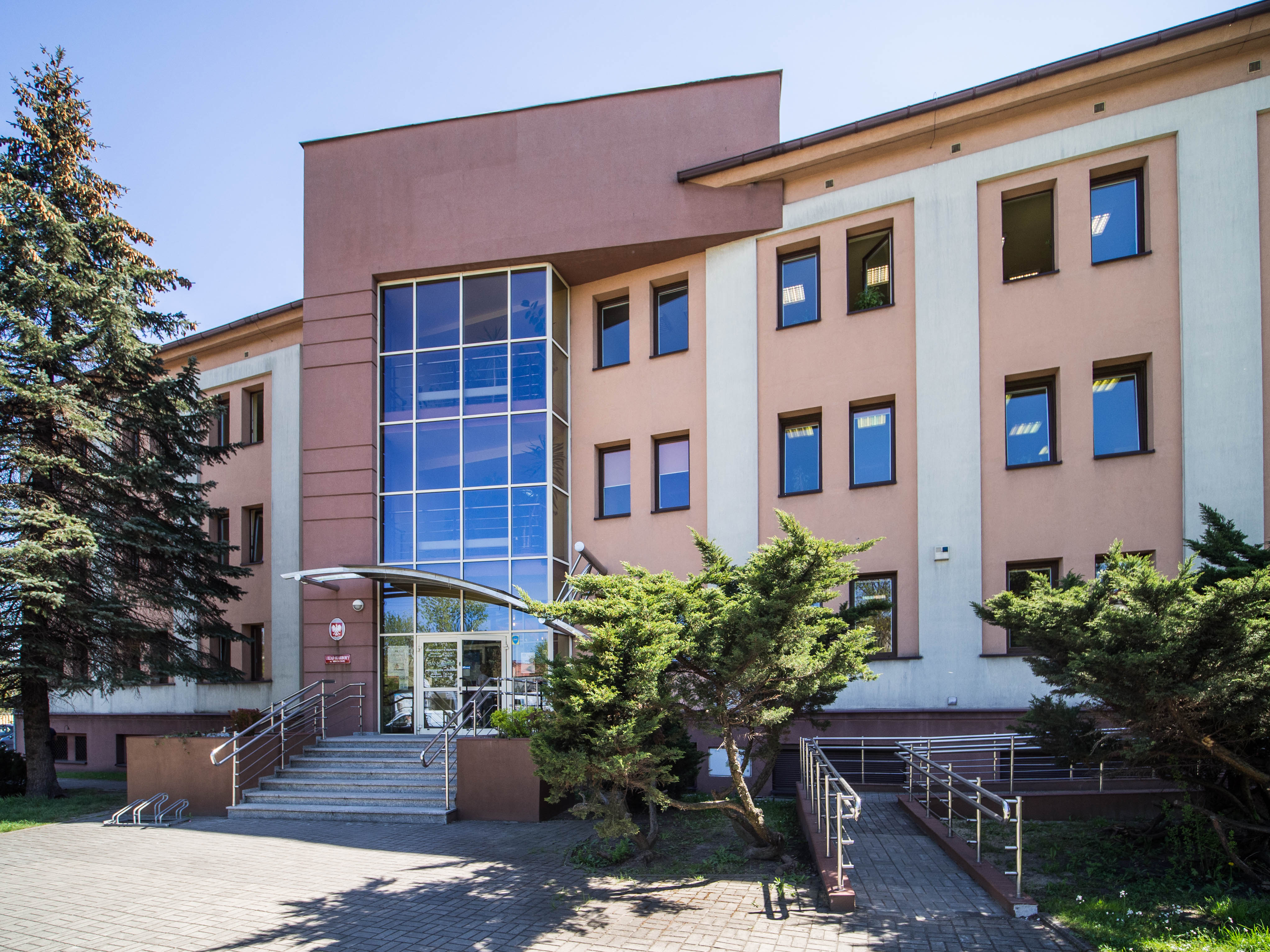 Budynek Urzędu Skarbowego w Mikołowie, wejście główne do budynku.