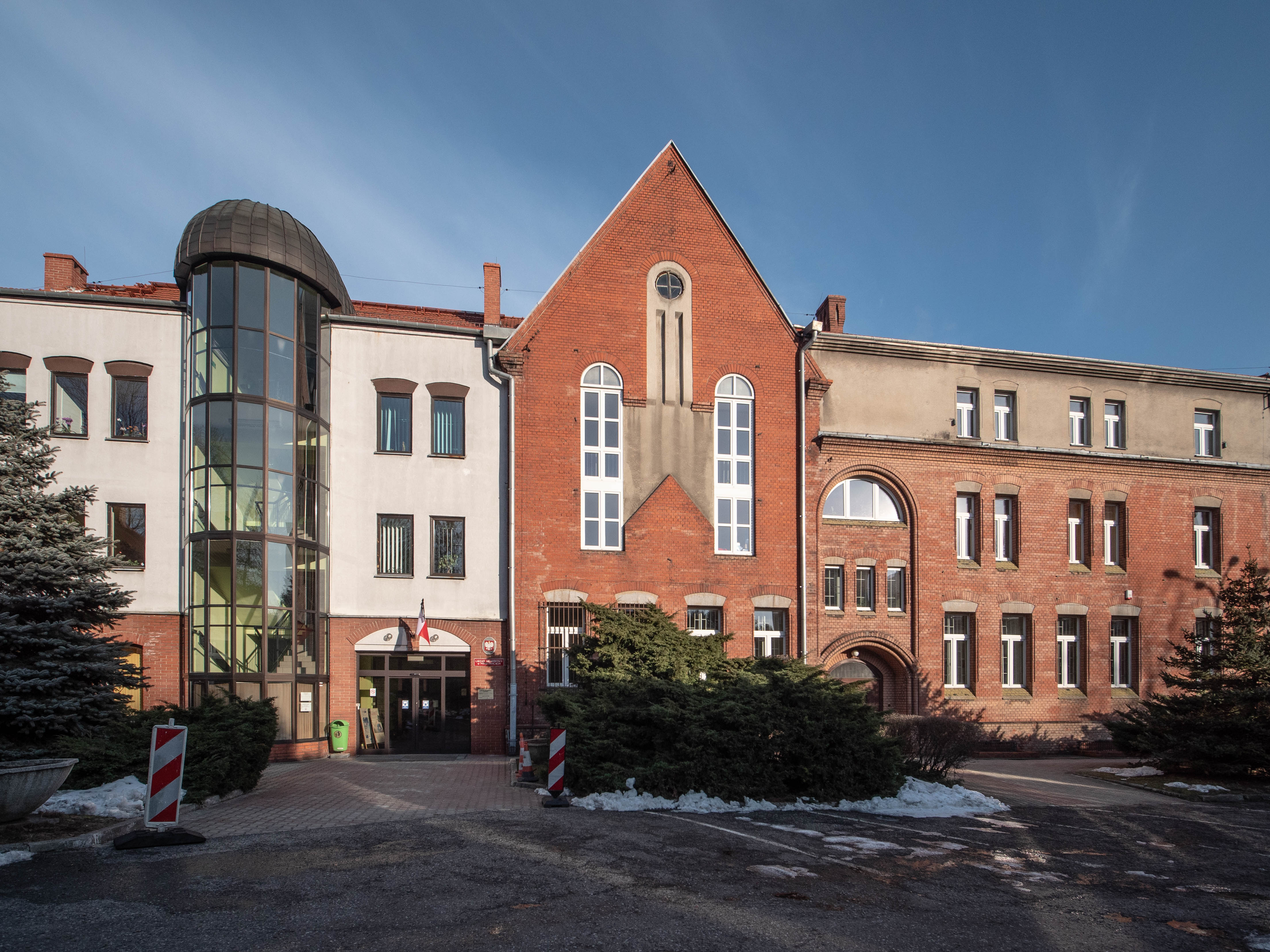 Budynek Urzędu Skarbowego w Mysłowicach, wejście główne do budynku.