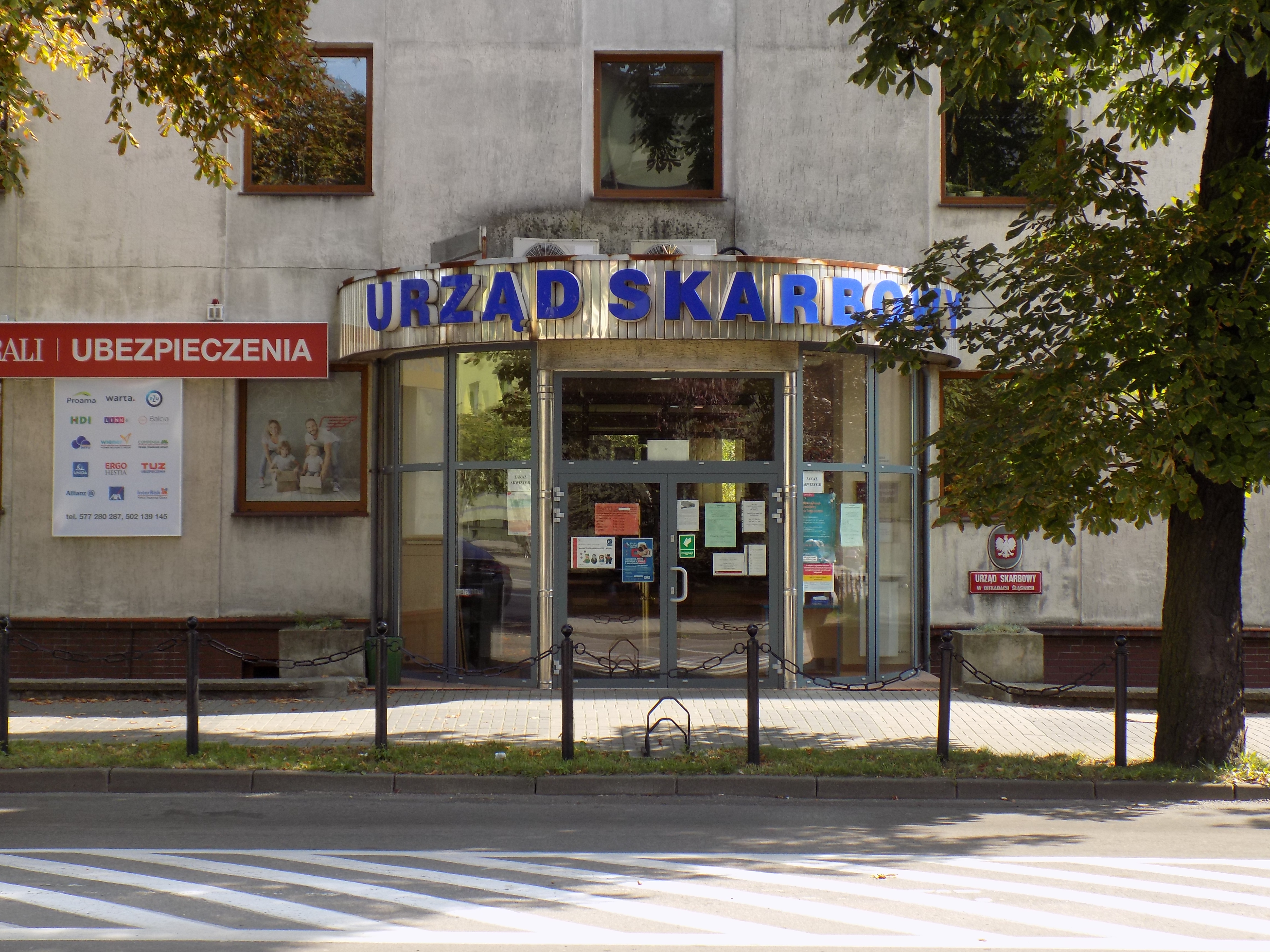 Budynek Urzędu Skarbowego w Piekarach Śląskich, wejście główne do budynku.