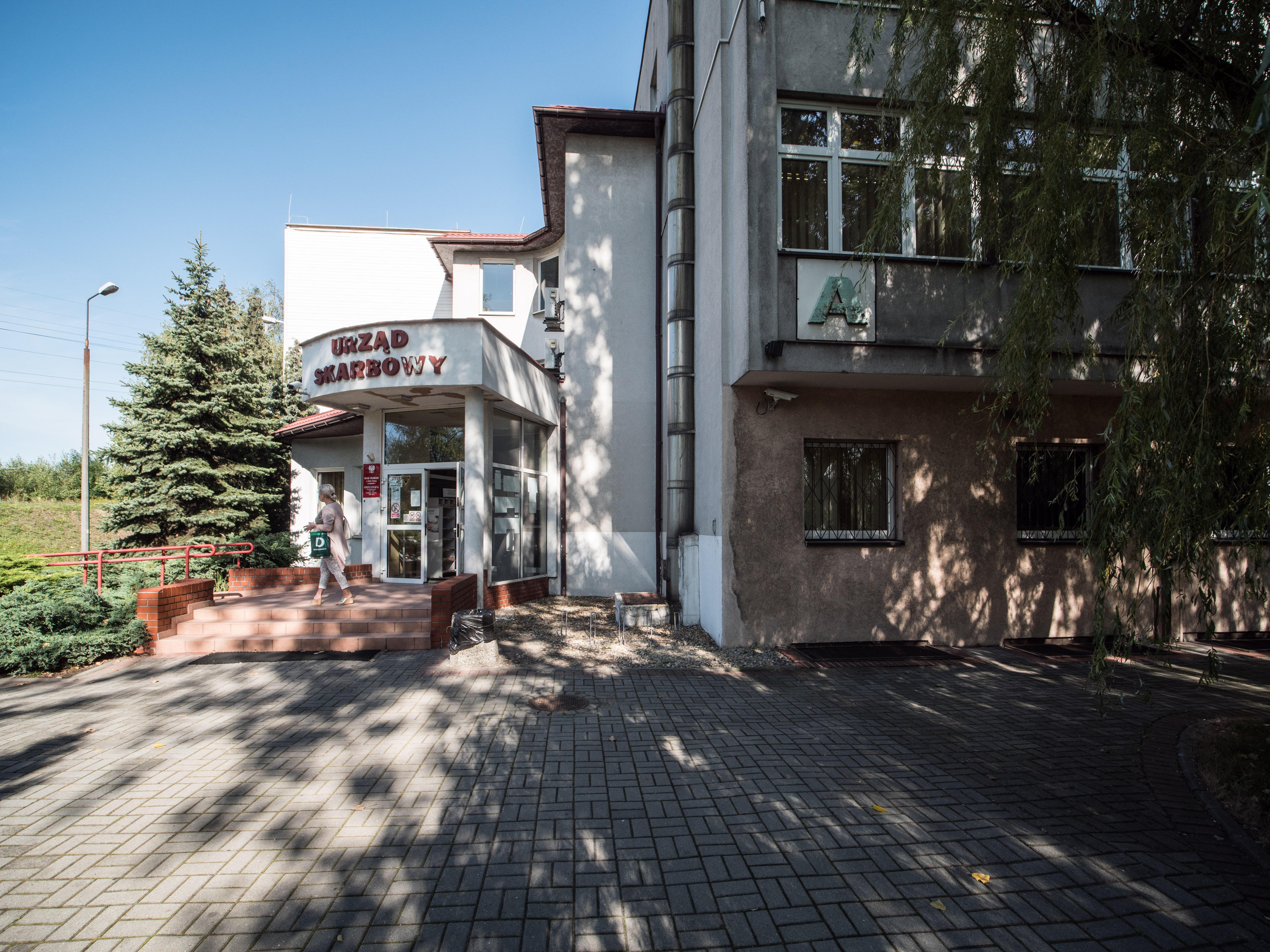 Budynek Urzędu Skarbowego w Rudzie Śląskiej, wejście główne do budynku.