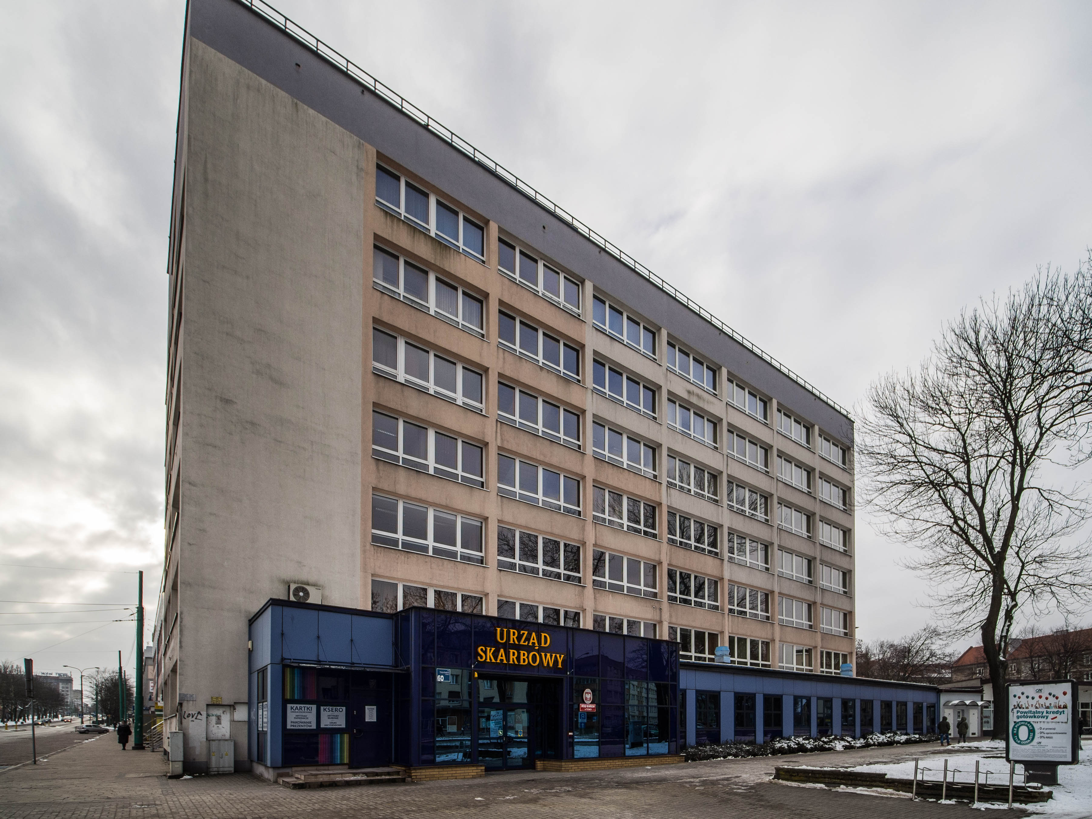 Budynek Urzędu Skarbowego w Tychach, wejście główne do budynku.