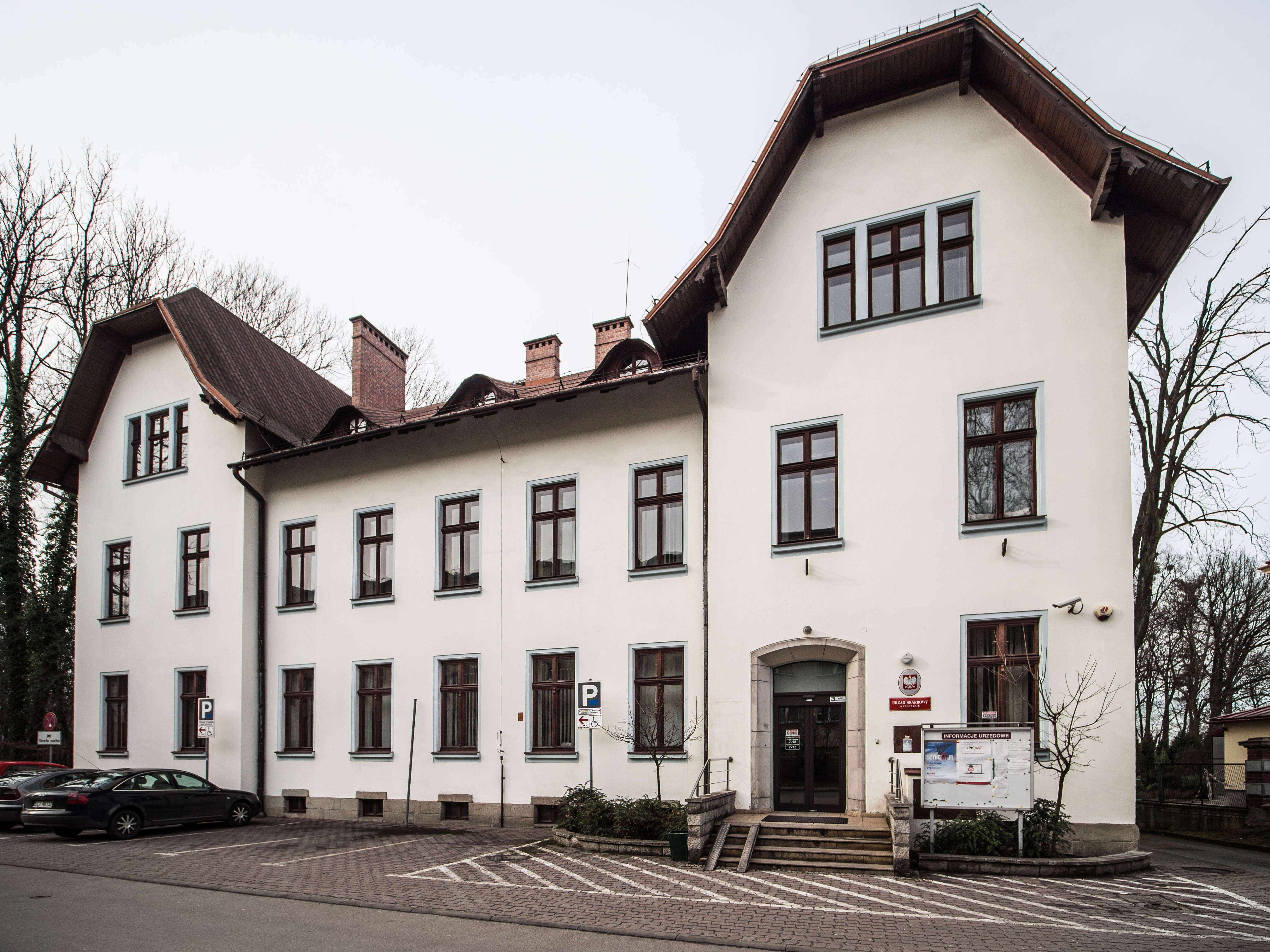 Budynek Urzędu Skarbowego w Cieszynie, wejście główne do budynku.