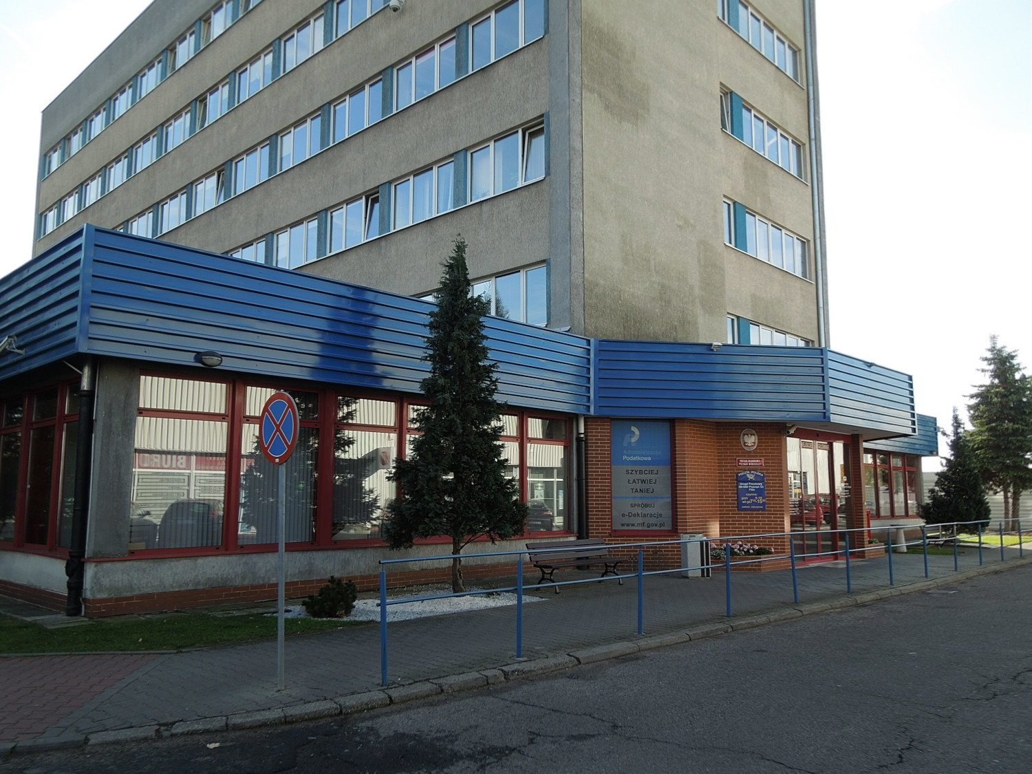 Na zdjęciu 4 - piętrowy budynek w szarej elewacji