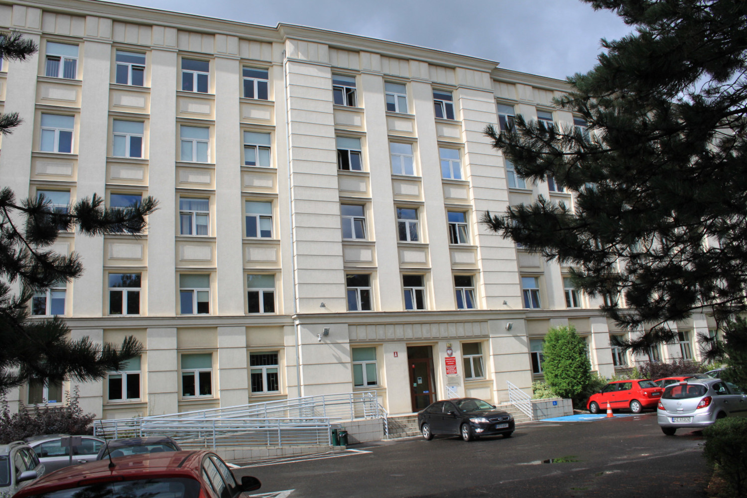 na zdjęciu budynek Wielkopolskiego Urzędu Celno-Skarbowego, budynek 4 piętrowy, elewacja w kolorze beżowym.