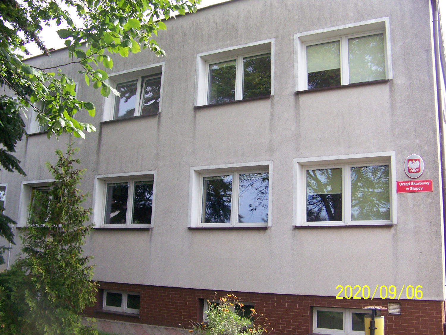 Na zdjęciu budynek B w biało - szarej elewacji