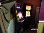 dwa automaty do gier hazardowych stojące w pomieszczeniu