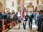 Wprowadzenie sztandaru do kościoła przez funkcjonariuszy.