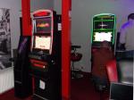 Dwa automaty, po prawej gracz odwrócony plecami