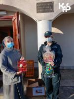 funkcjonariuszka KAS przekazująca słodycze wraz z siostrą zakonną prowadzącą dom opieki