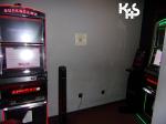 w pomieszczeniu widać 2 automaty do nielegalnego hazardu
