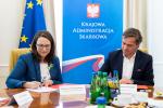 Minister Magdalena Rzeczkowska podpisuje pierwszą umowę w ramach Programu Współdziałania z przedstawicielem firmy SIG spółka z ograniczoną odpowiedzialnością