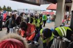 Na zdjęciu dużo ludzi na peronie, są to uchodźcy przybyli do Polski z Ukrainy i osoby w żółtych kamizelka rozdające jedzenie z dużych termosów
