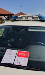 Samochód Służby Celno-Skarbowej. Na przedniej szybie, za wycieraczkami samochodu włożone są 2 ulotki z informacjami o e-TOLL