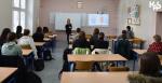 Ekspert urzędu skarbowego w Gnieźnie prowadzi szkolenie dla uczniów szkoły podstawowej