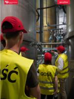 Uczniowie zwiedzają fabrykę