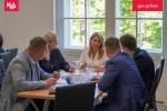 ekspertki wielkopolskiej KAS przy stole z przedsiębiorcami