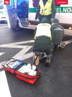 Funkcjonariusze Służby Celno-Skarbowej udzielają prowadzącemu pierwszej pomocy przedmedycznej