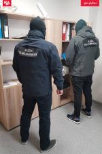 Dwóch funkcjonariuszy Służby Celno-Skarbowej w trakcie kontroli dokumentacji