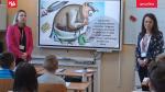 2 panie prowadzą zajęcia w klasie. za nimi wyświetla się prezentacja ze slajdem o szarej strefie.