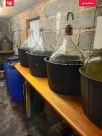 Cztery butle szklane na półce