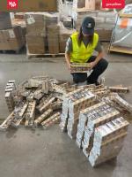 Funkcjonariuszka w trakcie kontroli i oględzin zatrzymanych papierosów.