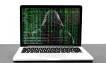 Otwarty laptop na ekranie monitora postać w kapturze