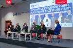 Prelegenci podczas panelu. W tle wyświetlona prezentacja 