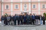 Minister z uczniami na tle budynku szkoły
