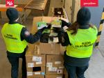 funkcjonariusze wielkopolskiej KAS przeglądają paczki
