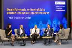 5 osób siedzi w półokręgu, w tle baner z napisem: Dezinformacja w kontekście działań instytucji państwowych, KSeF w centrum uwagi. W prawym górnym roku loga: Human Answer Institute, Ministerstwo Finansów. 