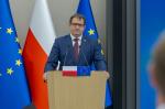 Szef KAS Marcin Łoboda podczas konferencji prasowej przy mównicy