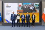 Andrzej Domański, minister finansów i gospodarki, Marcin Łoboda, szef Krajowej Administracji Skarbowej, oraz przedstawiciele Urzędu Skarbowego w Ropczycach pozują z dyplomem i statuetką „Gwiazda Jakości