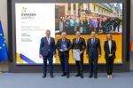 Andrzej Domański, minister finansów i gospodarki, Marcin Łoboda, szef Krajowej Administracji Skarbowej, oraz przedstawiciele Pierwszego Urzędu Skarbowego Łódź-Bałuty stoją z dyplomem i statuetką „Gwiazda Jakości